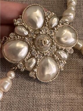 CHANEL Pearl & Crystal Floral Medallion belt/Necklace in Ivory and Gold